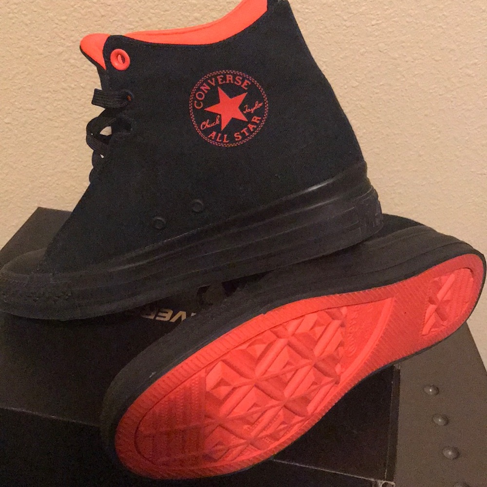 Converse ladies size 8 worn twice Like New!